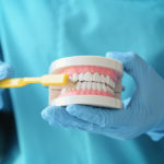 Wszechstronne leczenie stomatologiczne – znajdź trasę do zdrowego i atrakcyjnego uśmiechu.